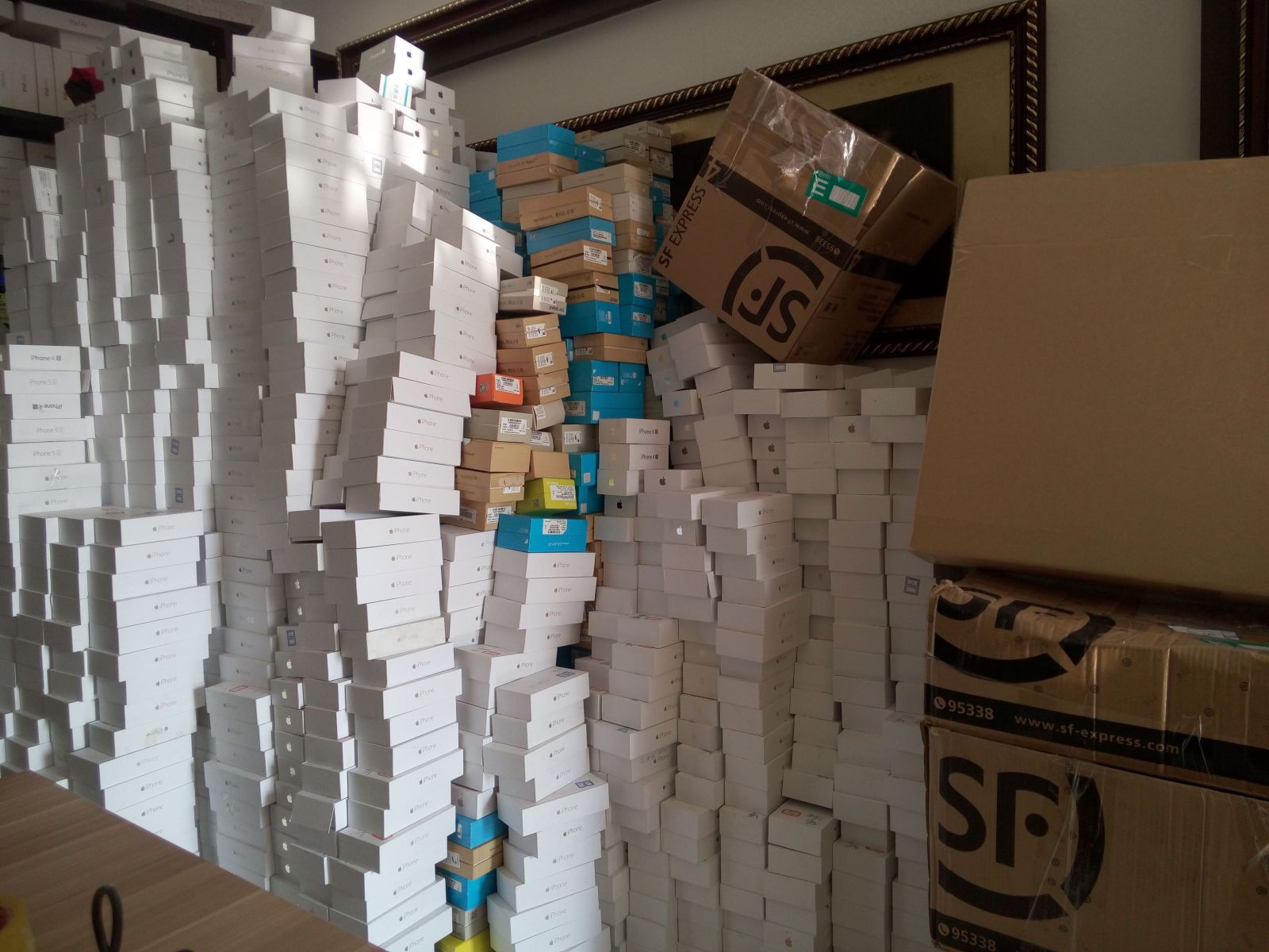 樂回收網(wǎng)年底回收的二手手機已經(jīng)堆積如山